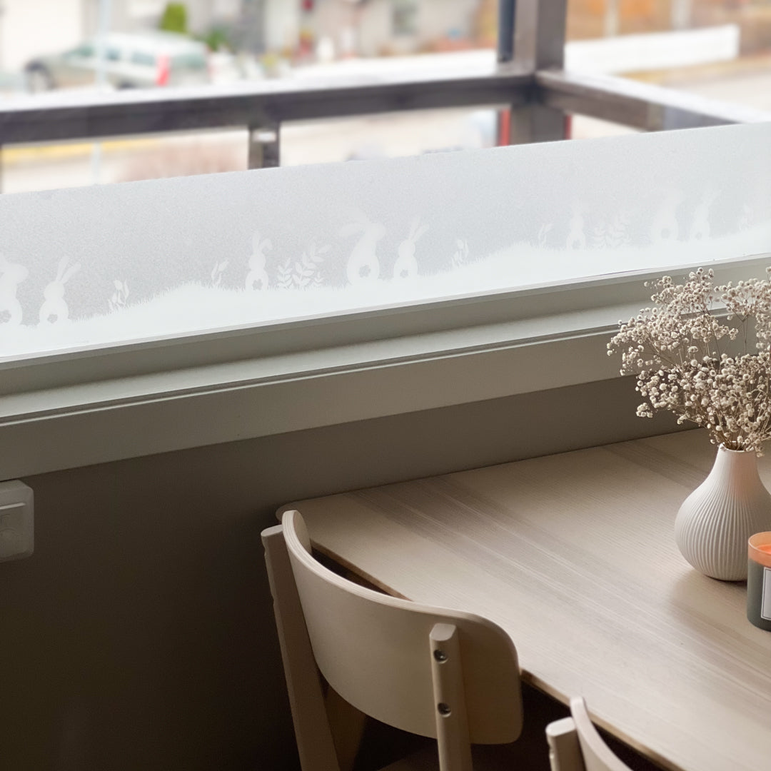 Påskeinspirert vindusdekor gir hjemmet et lunt og kreativt uttrykk.