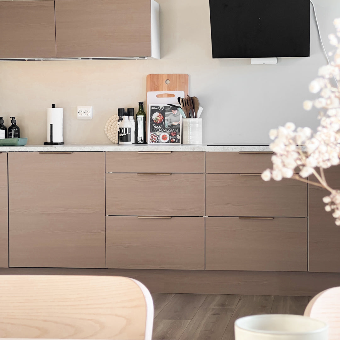 Nydelig kontaktplast i tre med i varme bruntoner.