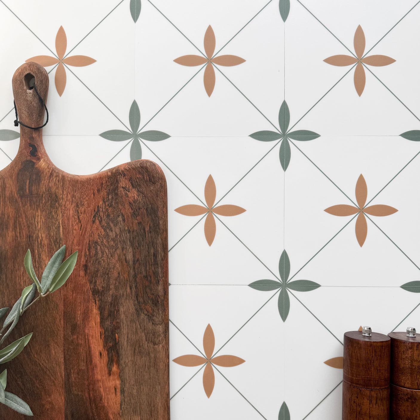 Selvklebende veggfliser med hvit bakgrunn og blomstermønster i grønt og terrakotta – dekorative fliser til kjøkken og bad