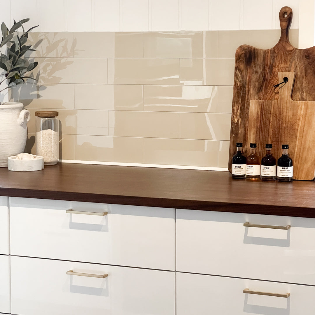 Hailey beige selvklebende fliser med glanset overflate og skrå kant, enkel montering på kjøkkenvegg.