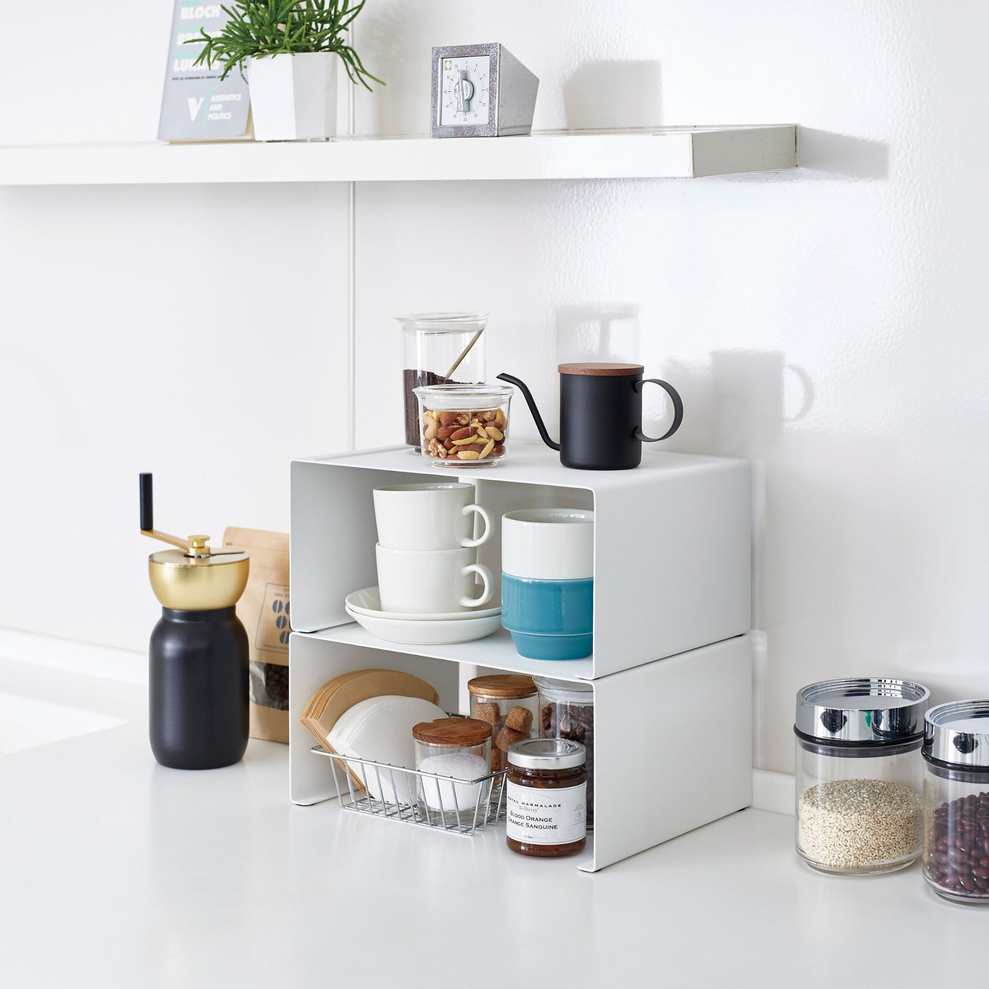 Elegant stablehylle for å få orden på kjøkkenet.