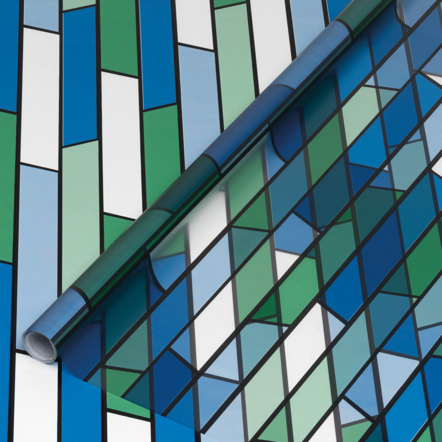 Vareprøve av Static Vitrail vindusfolie med fargerikt glassmaleri-inspirert mønster.