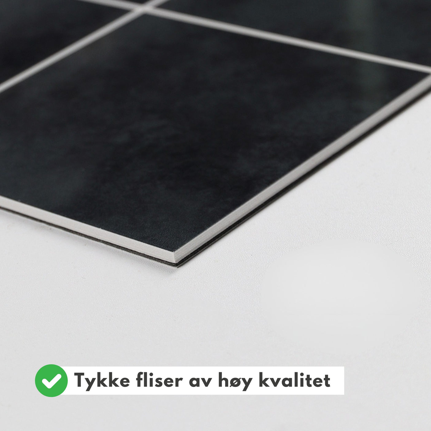 Selvklebende flis i antrasittgrå nyanse for vurdering av farge og tekstur.