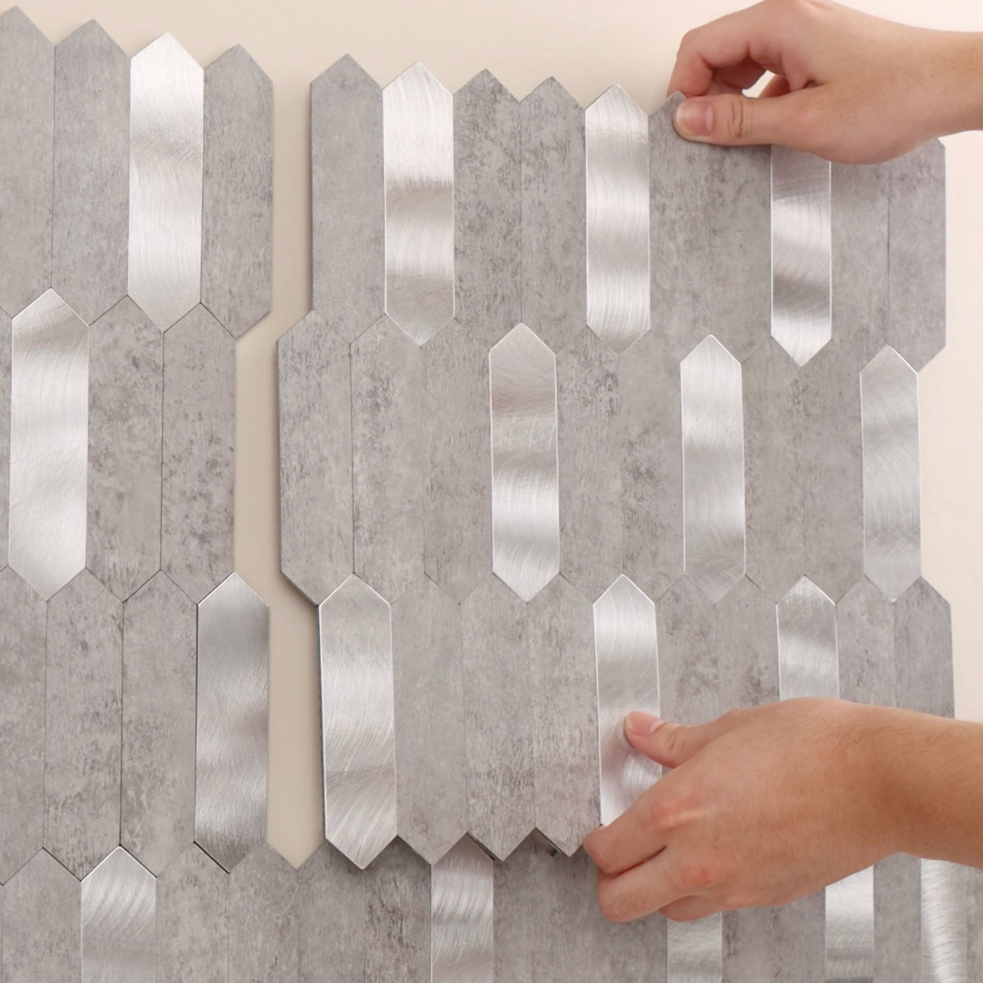 Lys grå selvklebende hexagon fliser med steinstruktur vises på vegg