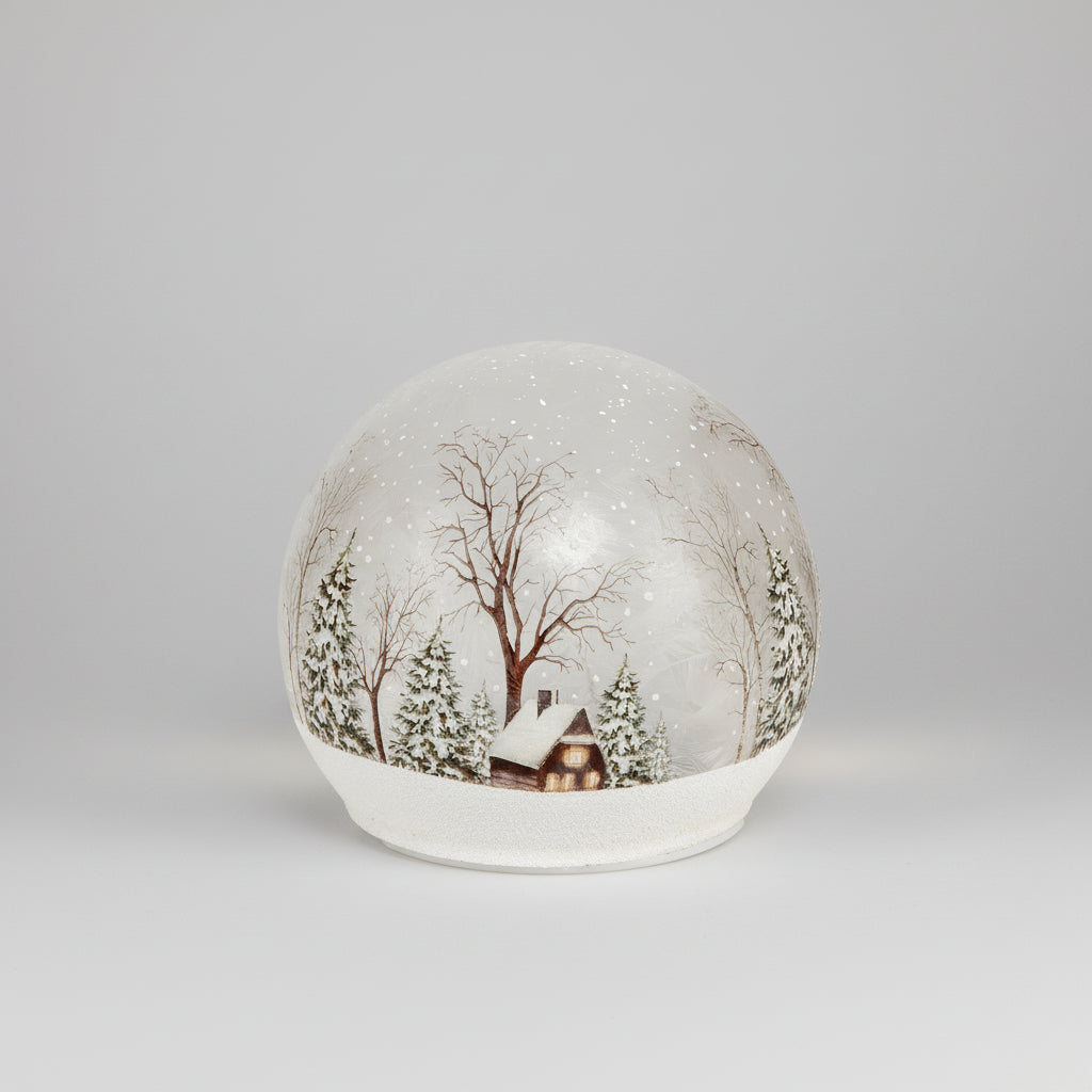 Lyslykt LED hytte 12 cm foran peis – stemningsfull juledekorasjon med vinterlandskap og varm belysning.