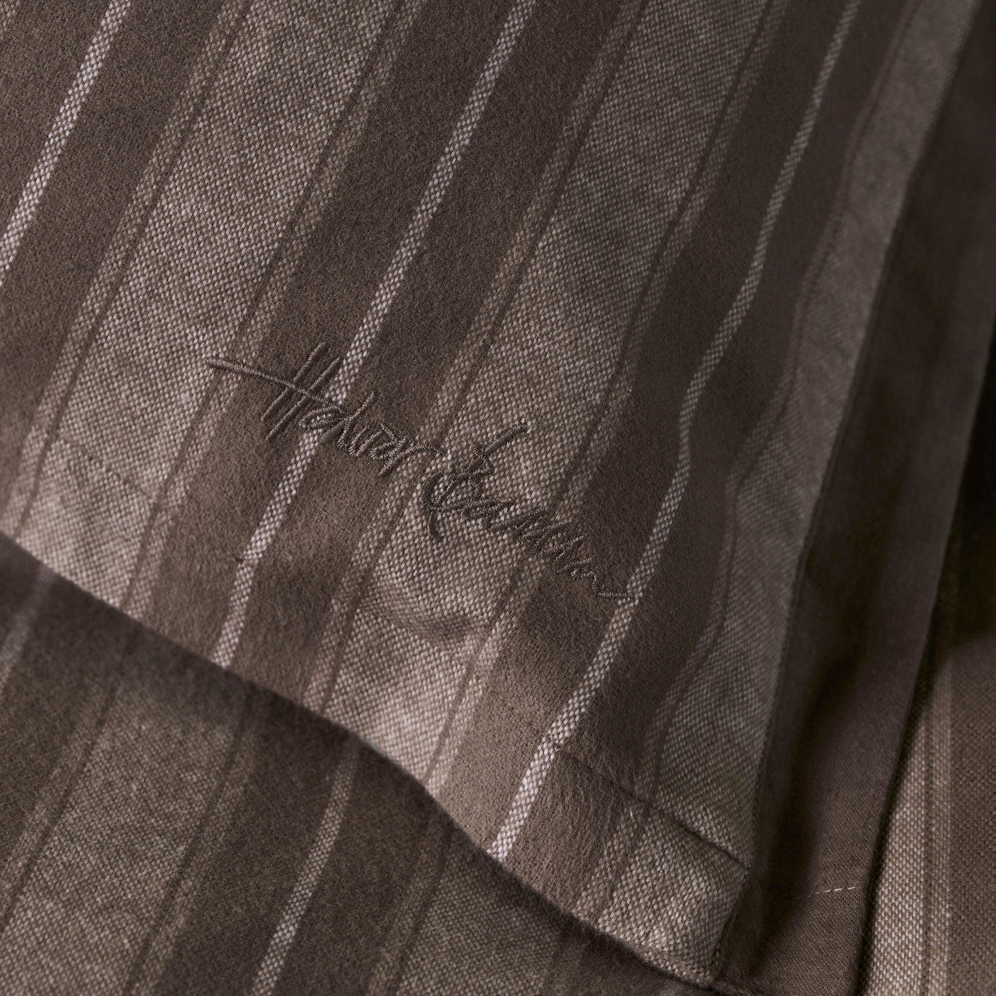 Mykt sengesett i flanell fra Halvor Bakke med klassiske striper