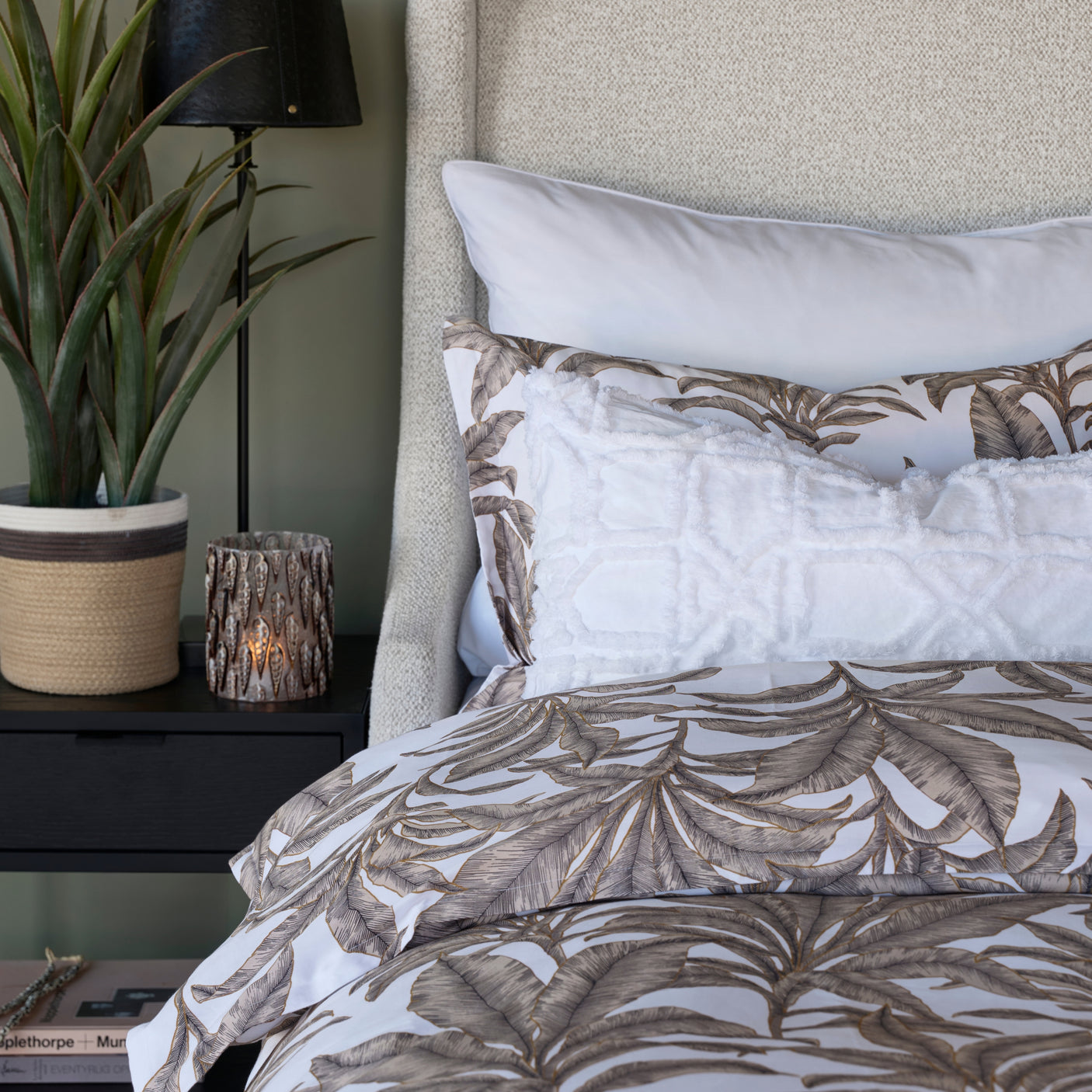 Beige sengesett med grafisk palmemønster 140×200 cm