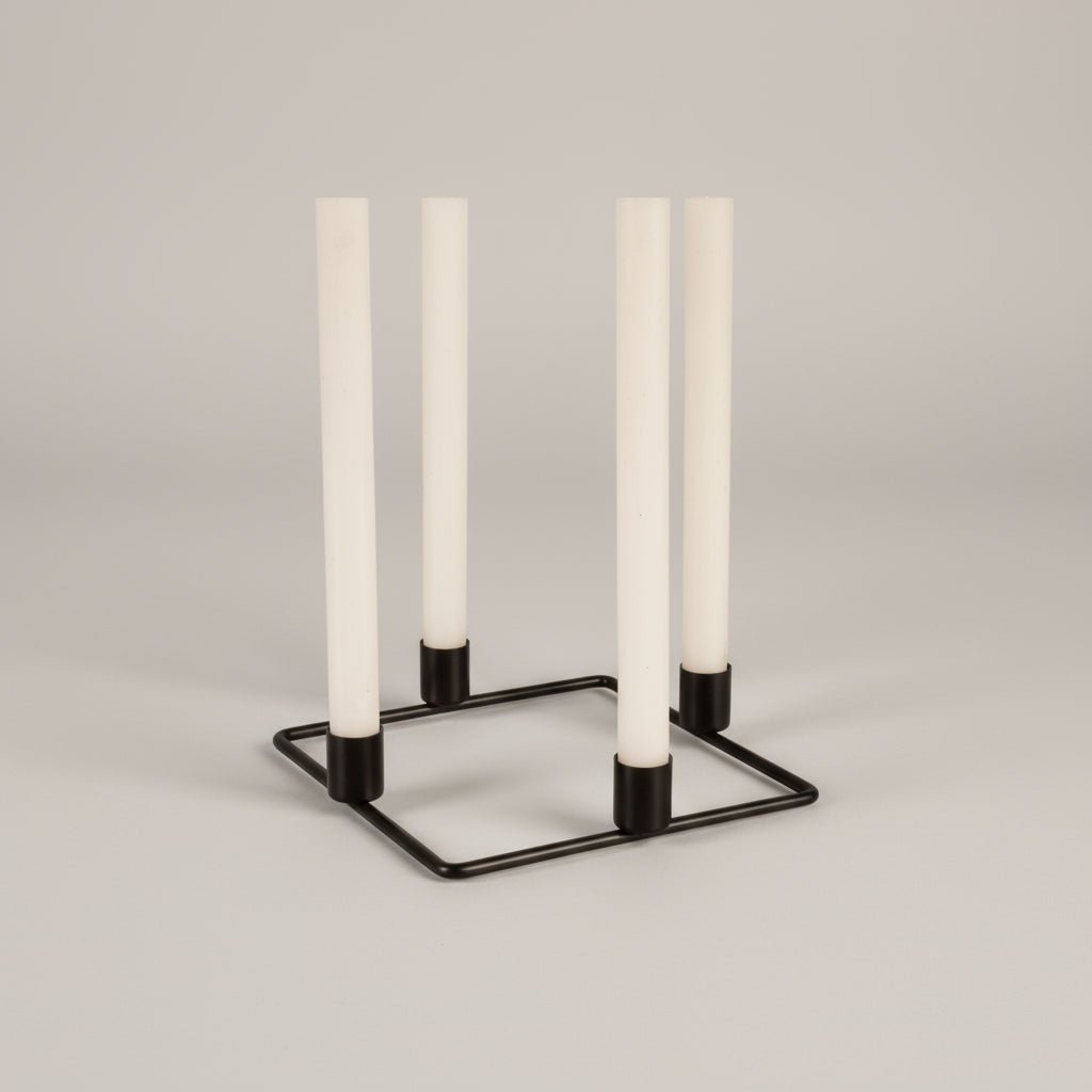 Adventsljusstake i svart metall 20 x 20 cm - Lindas Dekor