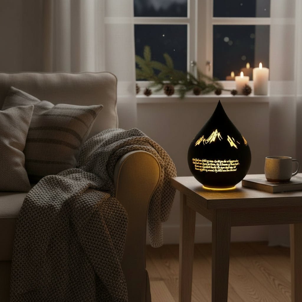 LED-lygte med udskåret motiv og nordnorsk salmetekst, belyst