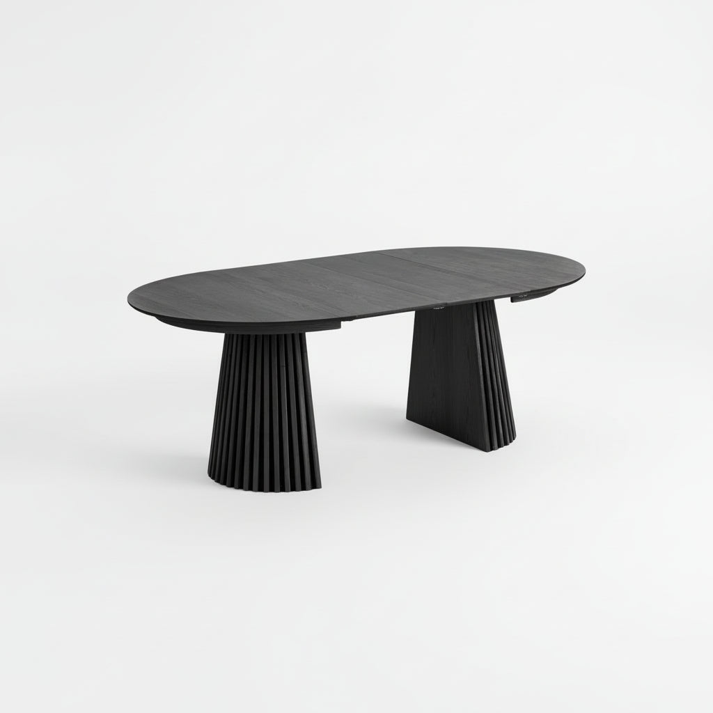 Kvadratisk bilde av Osaka spisebord i sort eikefiner med to ileggsplater