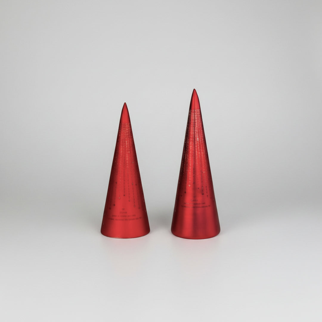 Sett med to røde LED lyslykter i størrelsene 25 og 30 cm med teksten Det lyser i stille grender