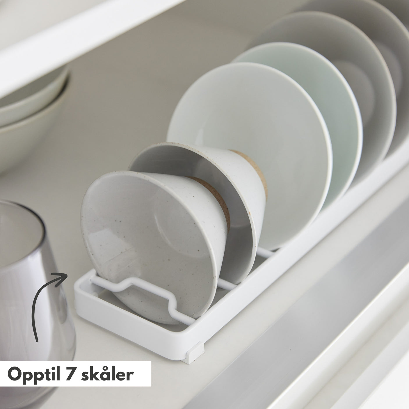 Kompakt hvitt stativ til skåler og kopper – praktisk oppbevaring i kjøkkenskap.