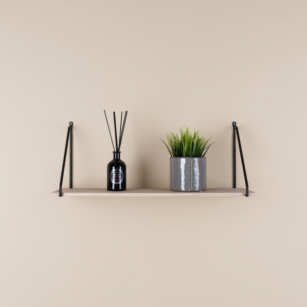 Arnhem vegghylle i tre med sort metallramme 65 cm montert på lys vegg