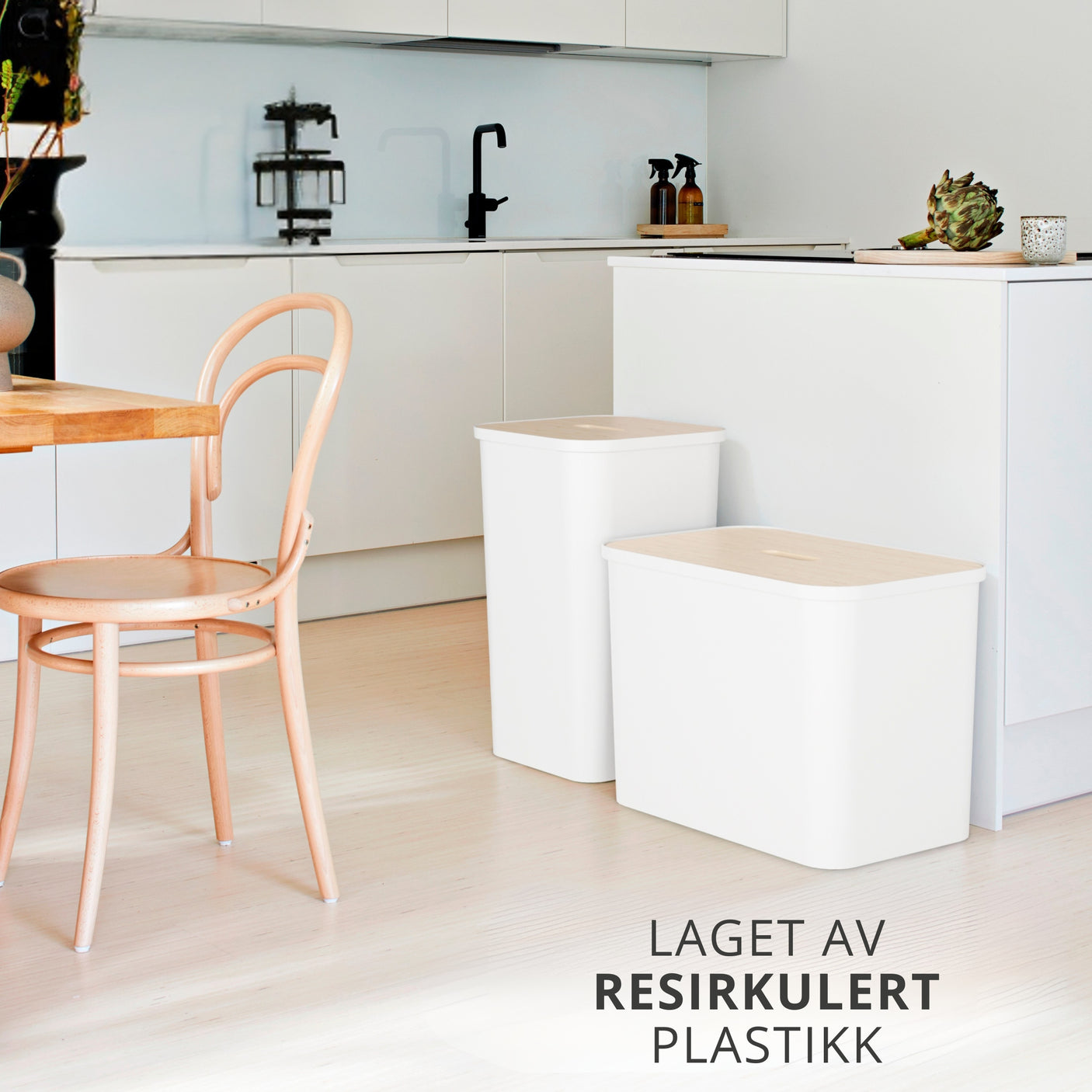 Hvit avfallsbeholder i resirkulert plast til kjøkken og vaskerom