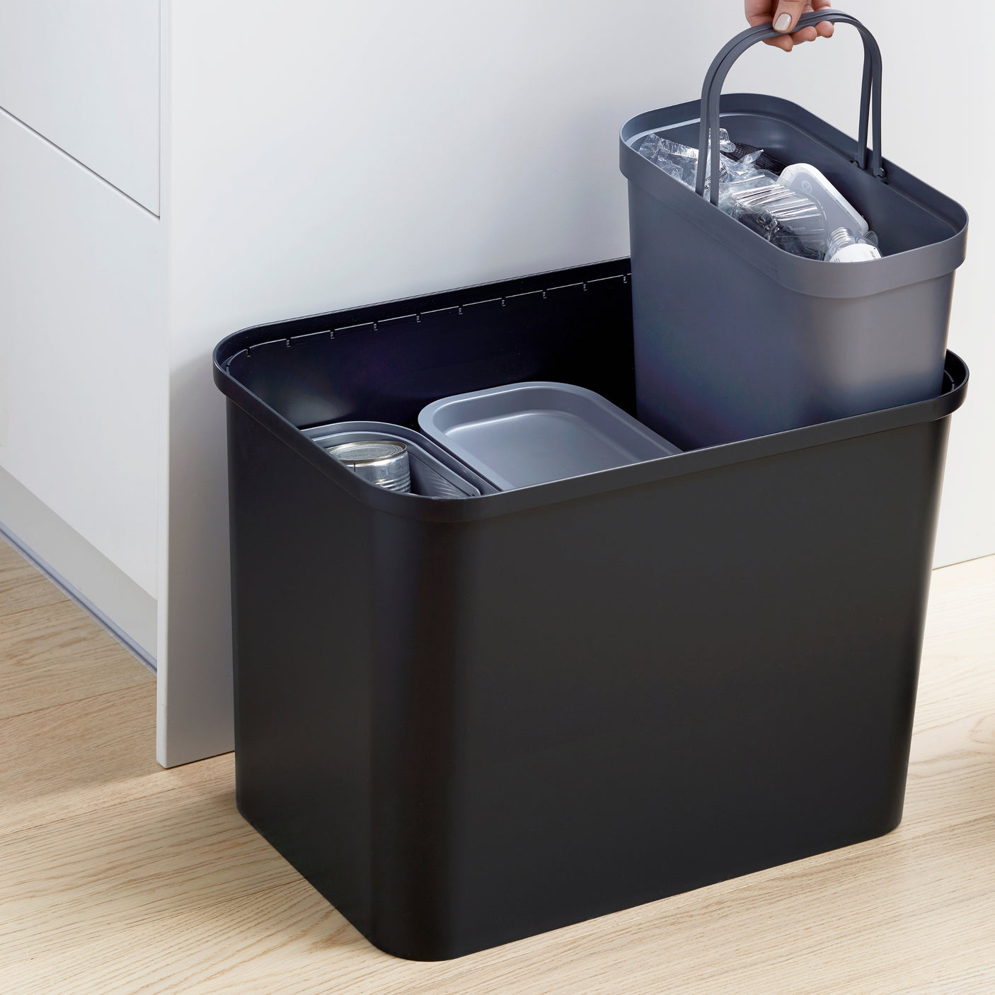 Stor sort sorteringsbeholder på 76 liter til plast og emballasje