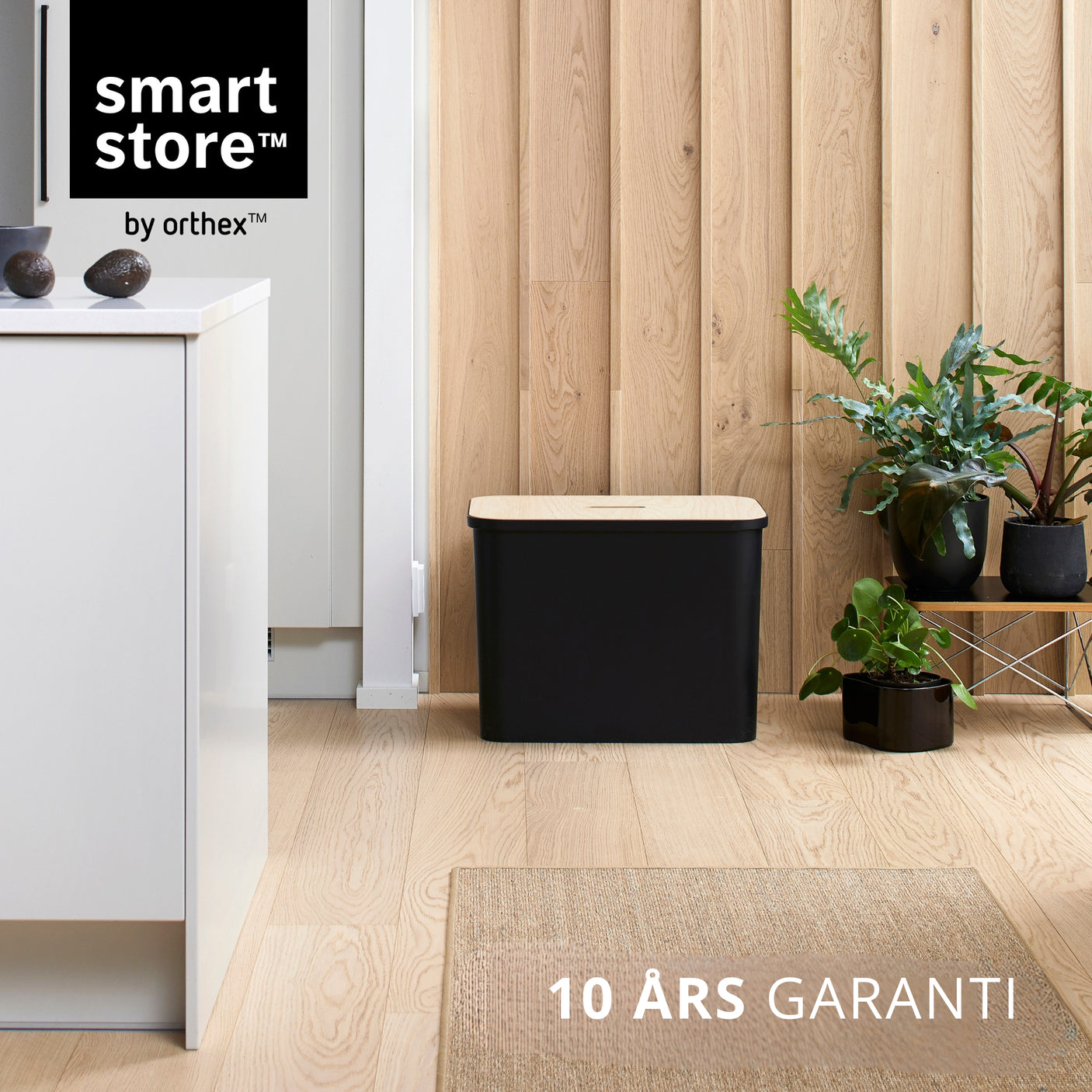 Sort kildesorteringsbøtte med 76 liters kapasitet til synlige rom