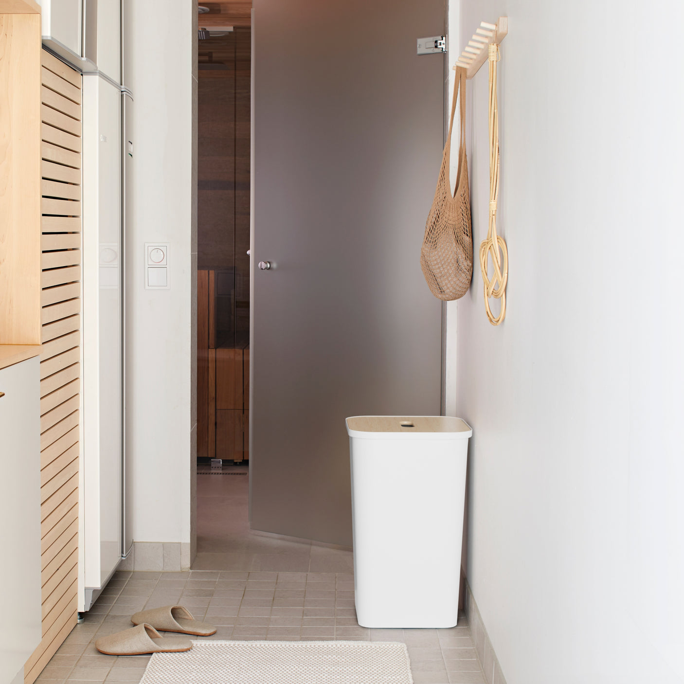 Plassbesparende resirkuleringsbøtte til emballasje og flasker