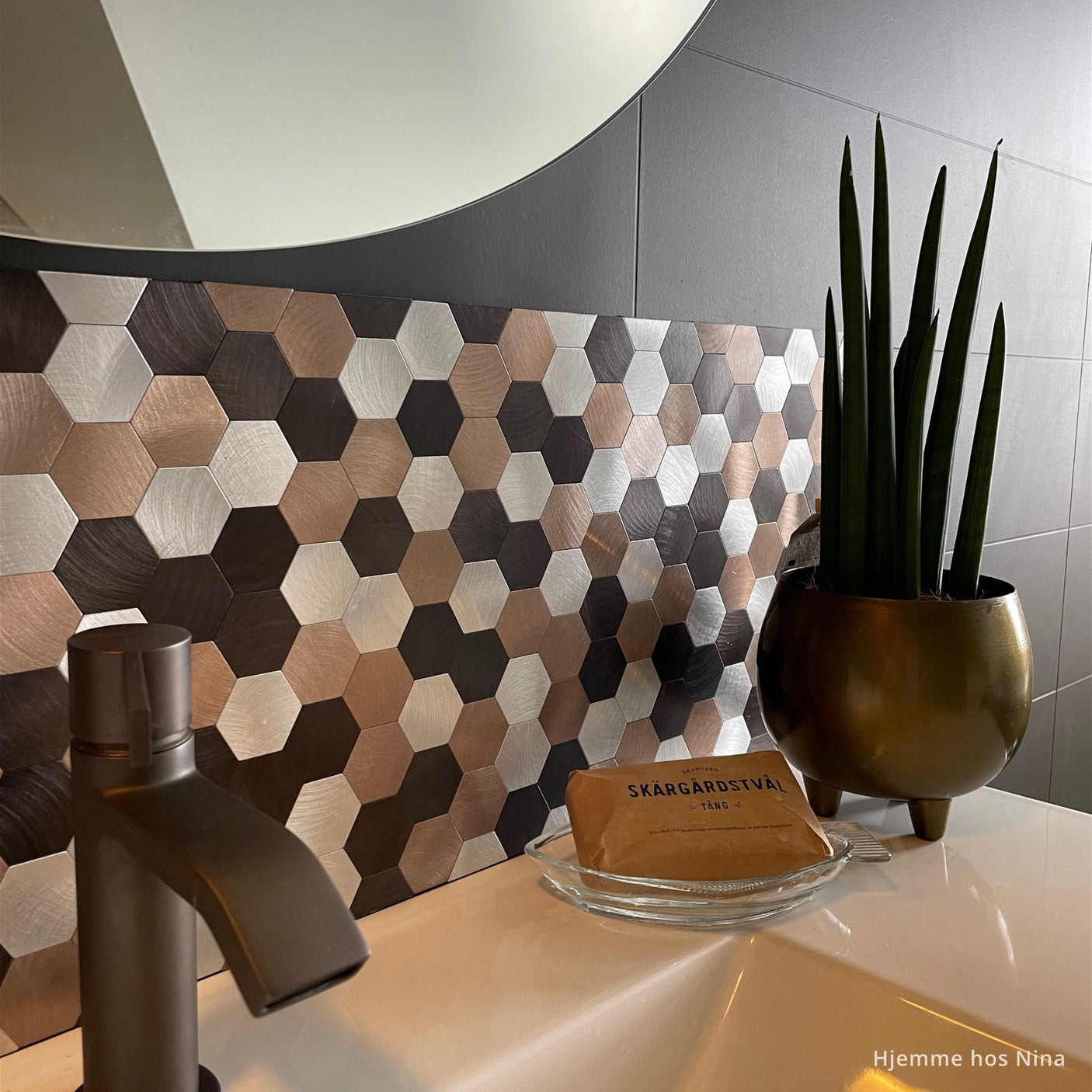 Selvklebende sekskantfliser i metallisk kobber, sølv og svart – moderne baderomsfliser som gir et luksuriøst og elegant preg over vasken.