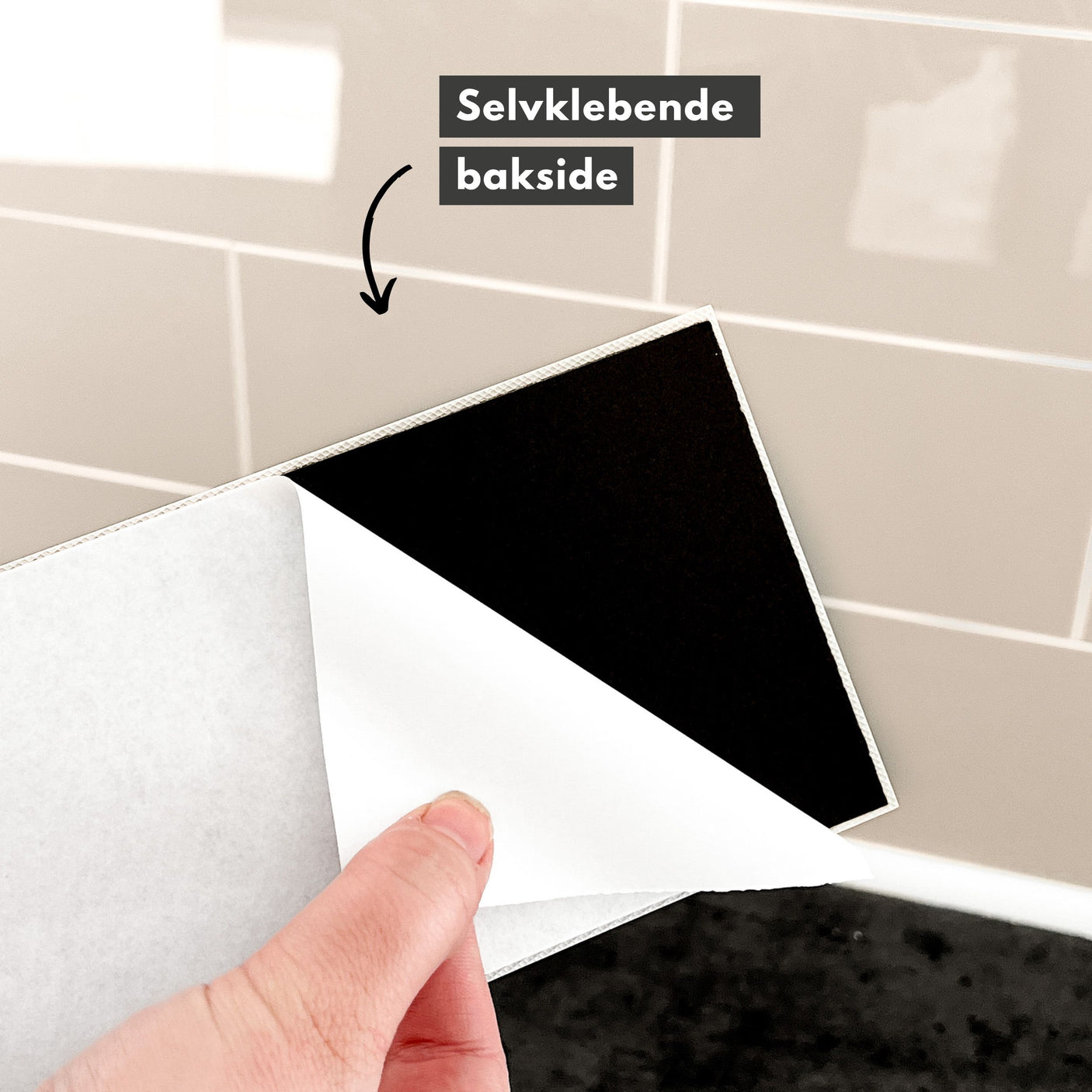 Høyglanset Hailey beige flis med fiskebensmønster – gir eksklusivt uttrykk til kjøkken.