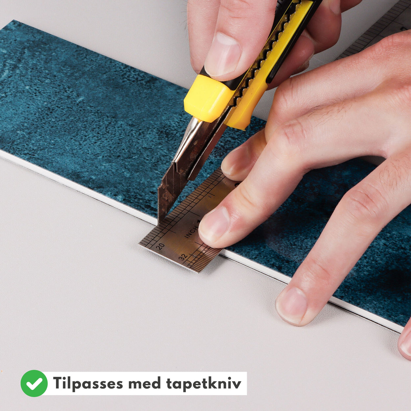 Louise Gloss Blå selvklebende fliser tilpasses enkelt med tapetkniv – rask montering uten fuging