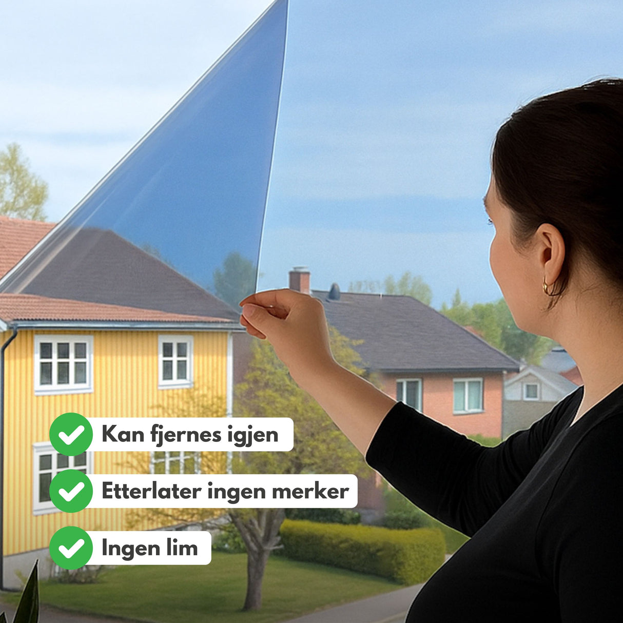Kvinne som påfører Static Reflektiv Supreme vindusfolie på vindu. Statisk folie uten lim kan enkelt fjernes, etterlater ingen merker og gir solskjerming og innsynsbeskyttelse