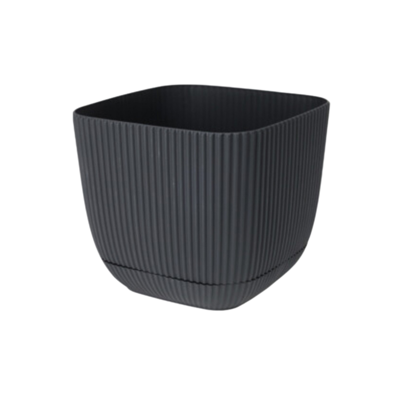 Mørkegrå kvadratisk plastpotte med rillet struktur og løs bunnskål mot hvit bakgrunn.