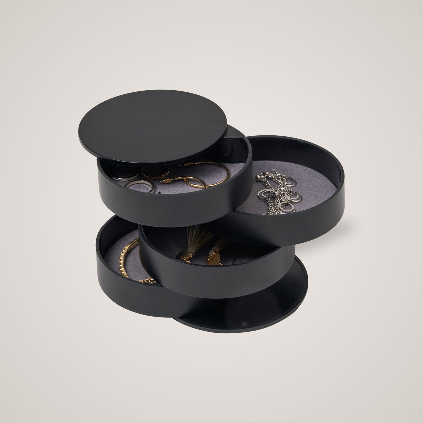 Sort roterbar smykkeboks med fire etasjer for organisert oppbevaring.