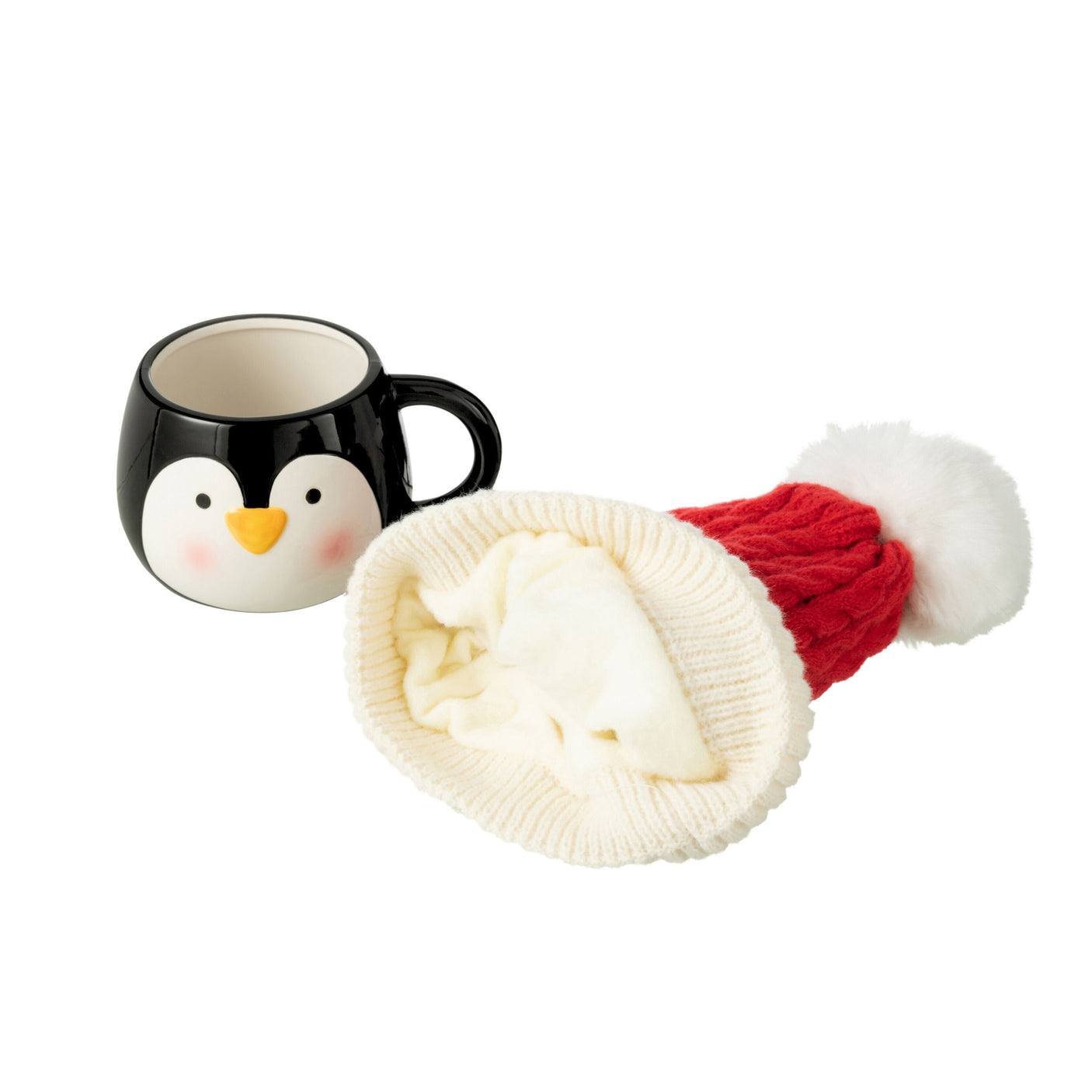 Sort pingvinkopp og rød vinterlue med hvit dusk liggende, på hvit bakgrunn.