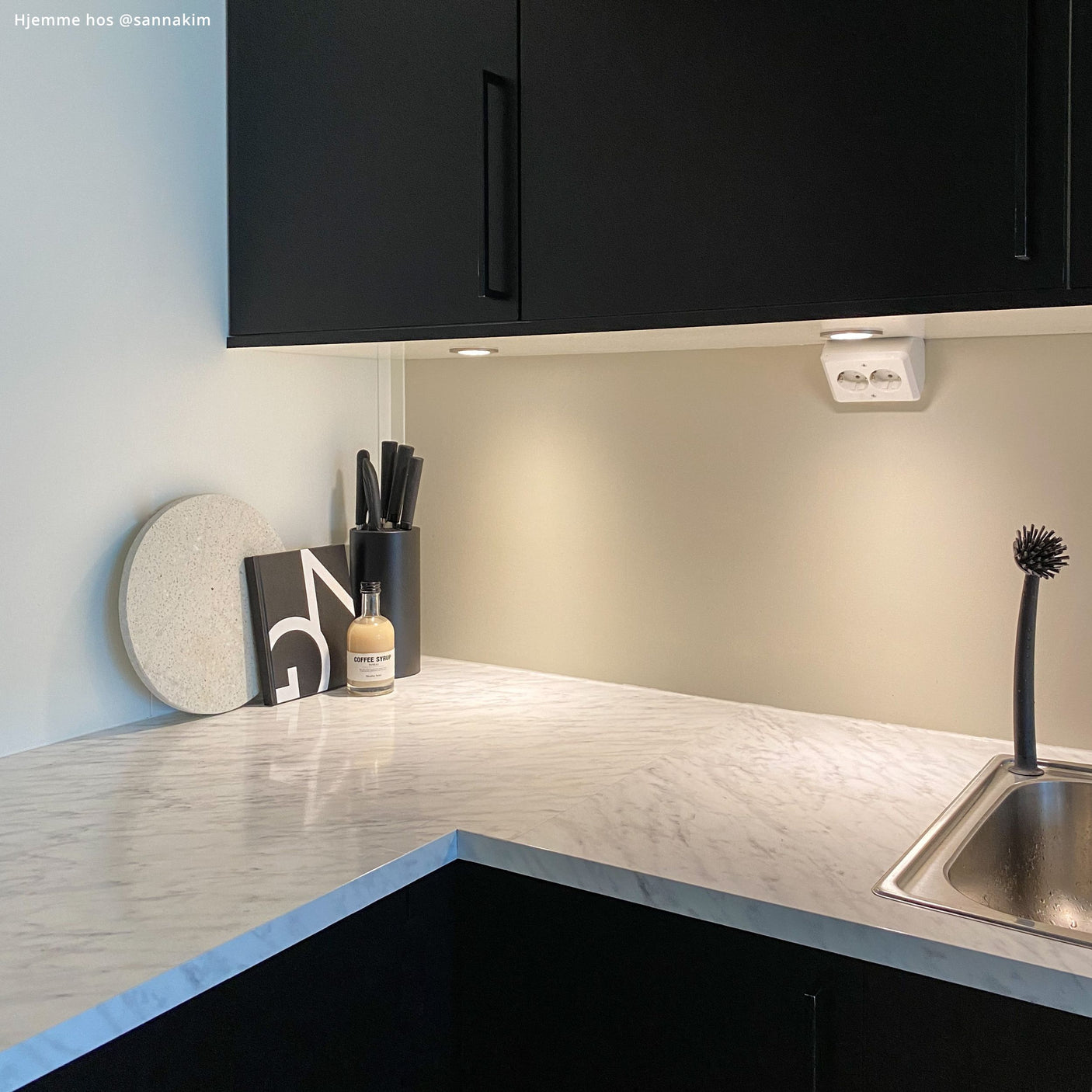 Sort kjøkken med marmor benkeplate kjøkkenkit