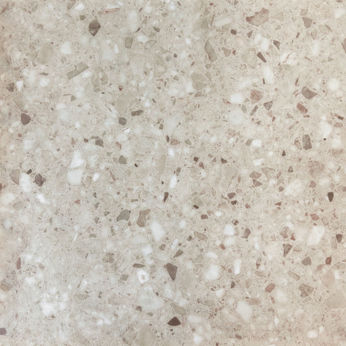 Sahara beige selvklebende fliser montert på kjøkkenvegg – moderne sandfarget design