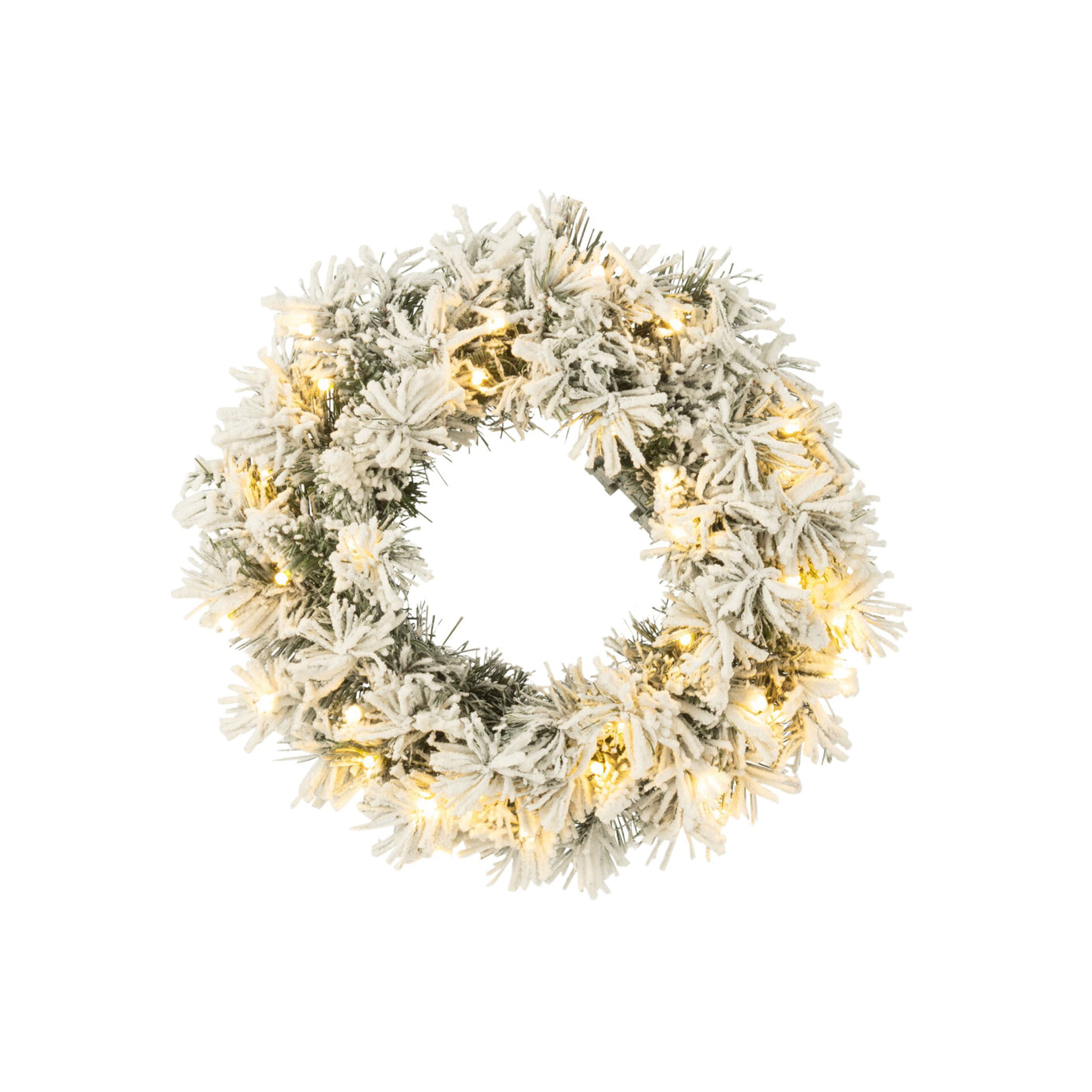 Julekrans med snø og varme LED-lys, sett forfra mot hvit bakgrunn.