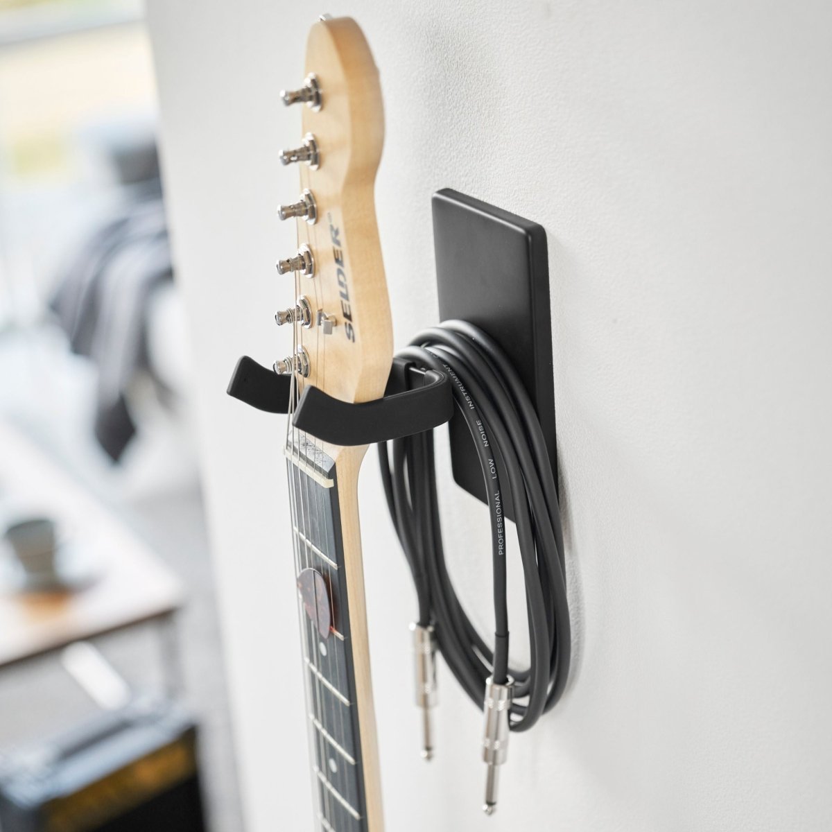 Vegghengt gitarholder sort - Lindas Dekor