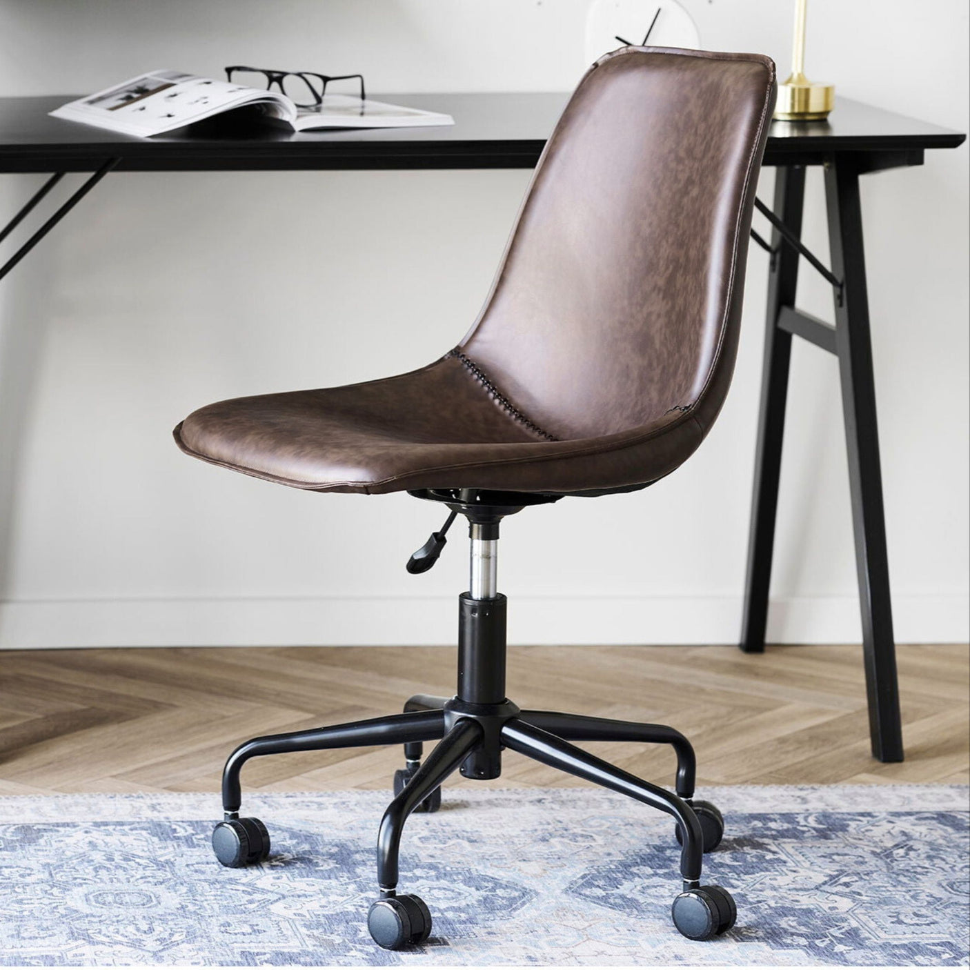 Kontorstol Monaco fra House Nordic – brun stol med hjul, perfekt for kontor og hjemmearbeid.