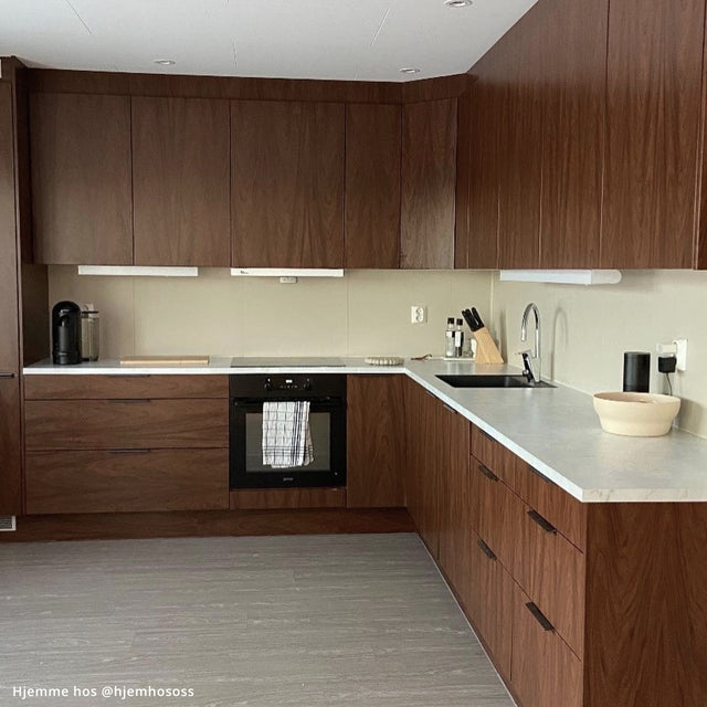 Walnut deep kontaktplast og marmor romeo hvit kommer i en pakkedeal vi har laget som passer perfekt til fornyelse av kjøkkeninnredningen.