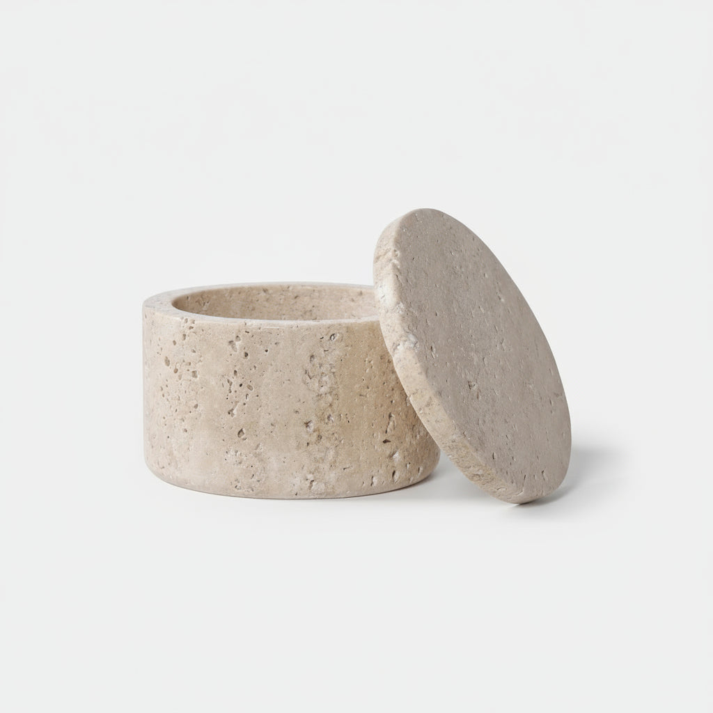 Praktisk oppbevaringskrukke i lyse toner.