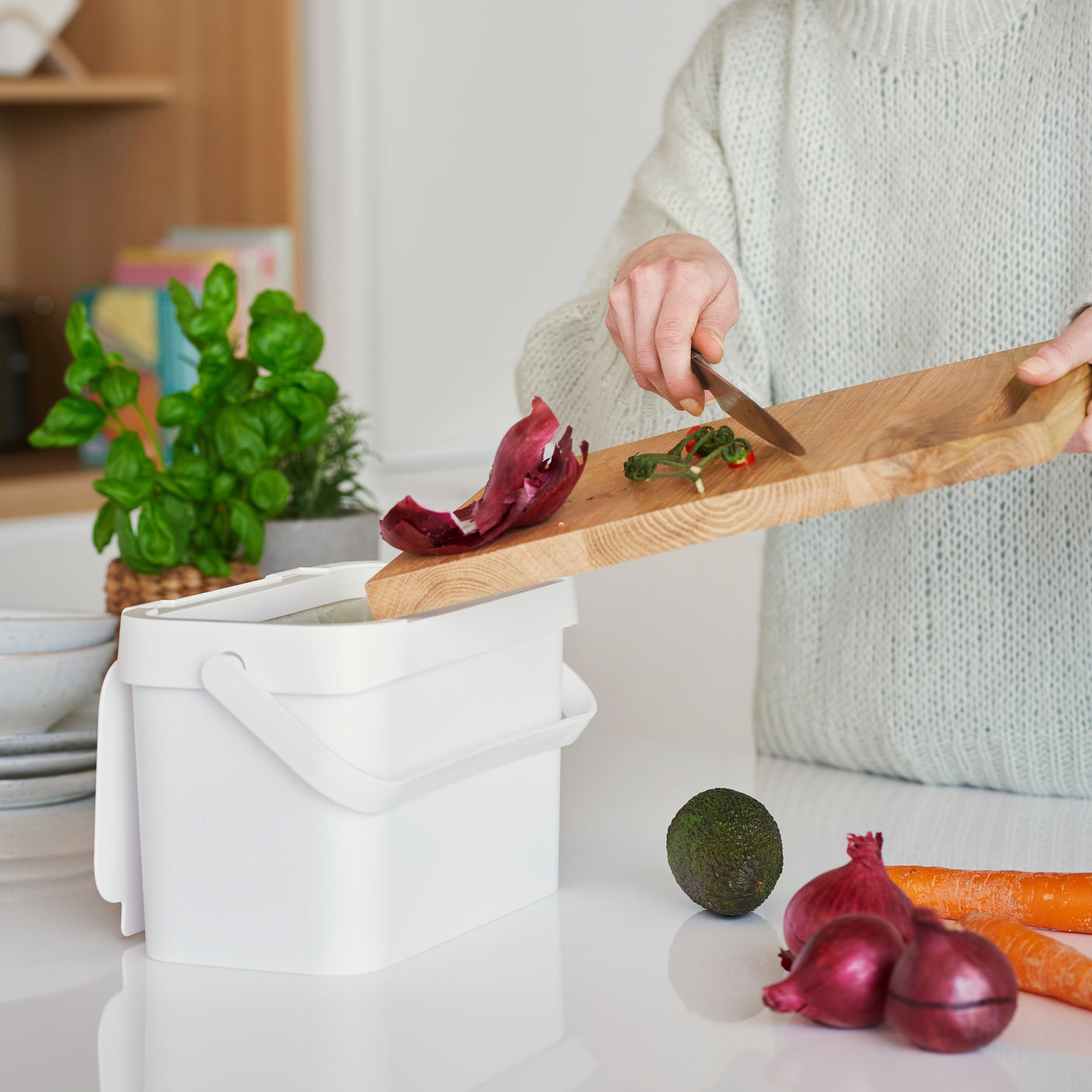 Hvit biobøtte med lokk og hank til kjøkkenbenk