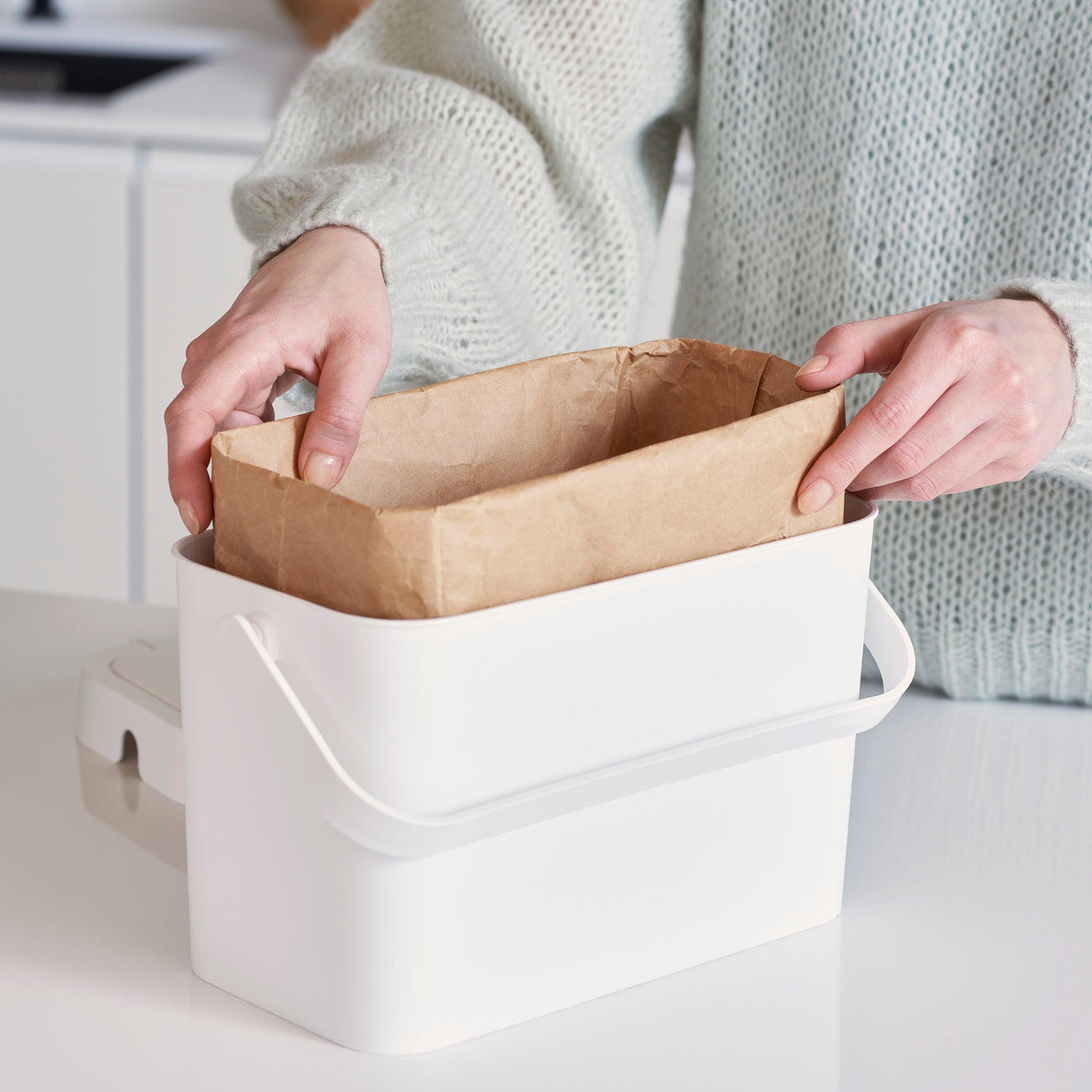 Hvit matavfallsbeholder 5 L til sortering på kjøkkenet