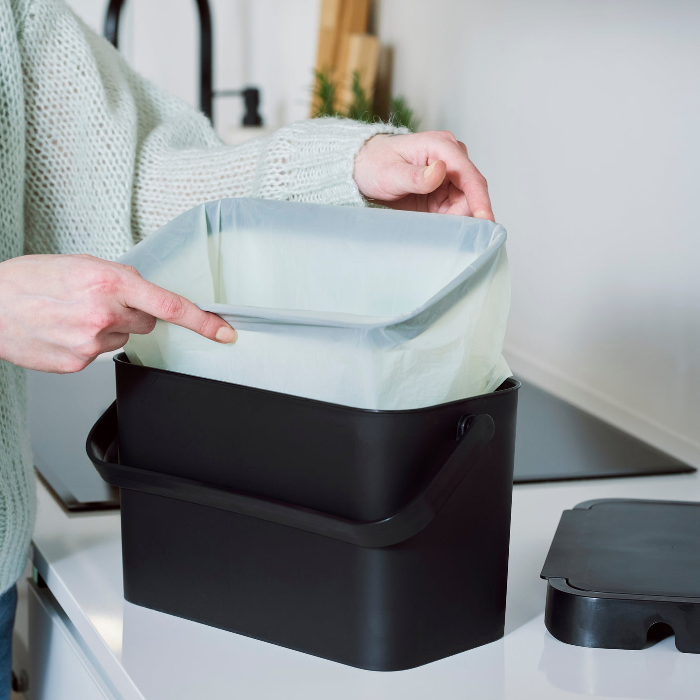 Sort biobøtte med lokk og hank til kjøkkenbenk