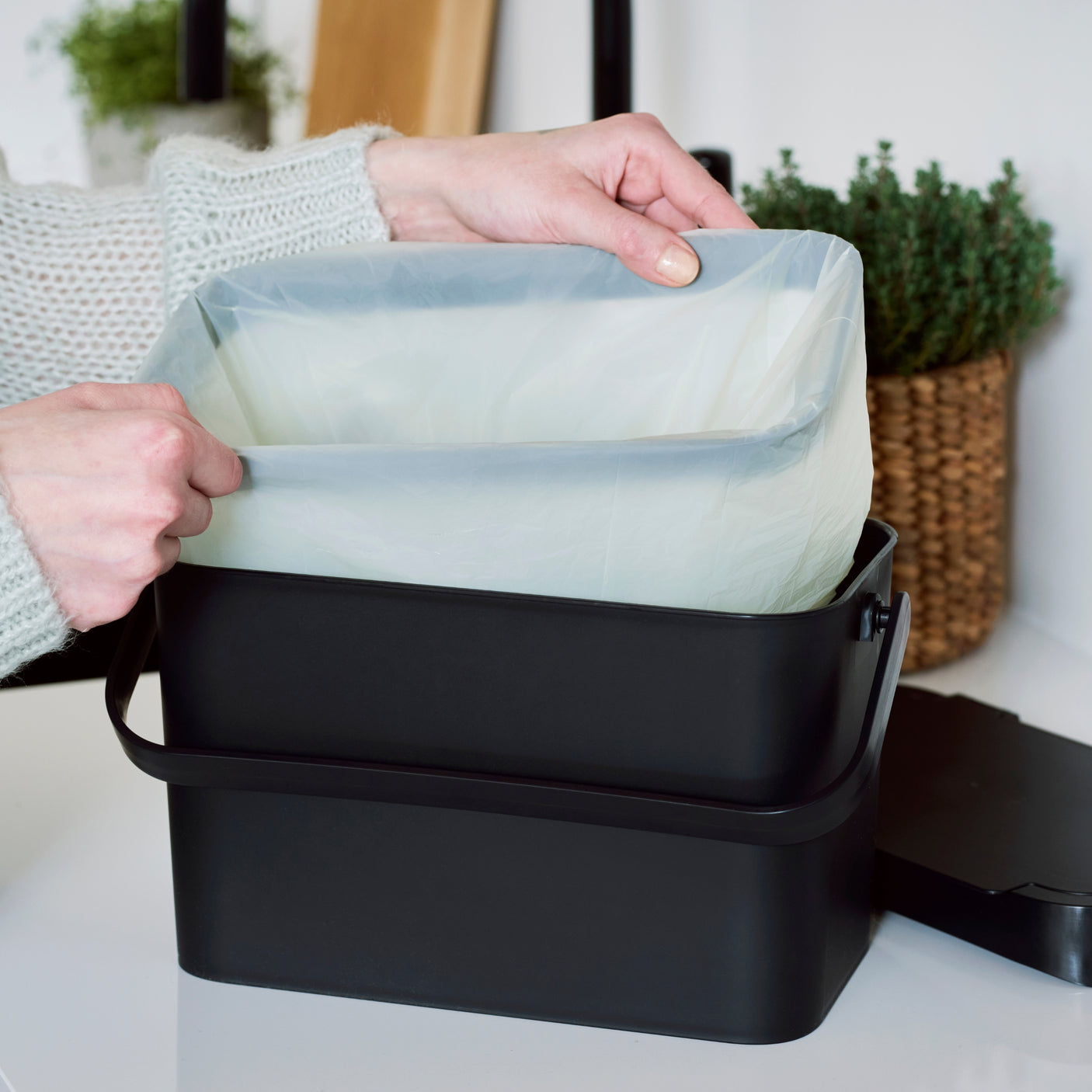 Sort matavfallsbeholder 5 L til sortering på kjøkkenet