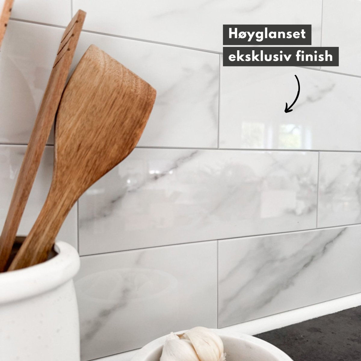 Flisad köksvägg med självklibba fliser i marmordesign från Lindas Dekor.