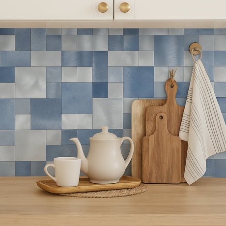 Abstrakte selvklebende veggfliser i blå og sølv med geometrisk mønster.