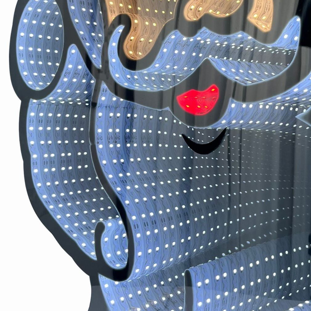 Nærbilde av LED-lysdekor av nissens skjegg og munn med rødt lys.