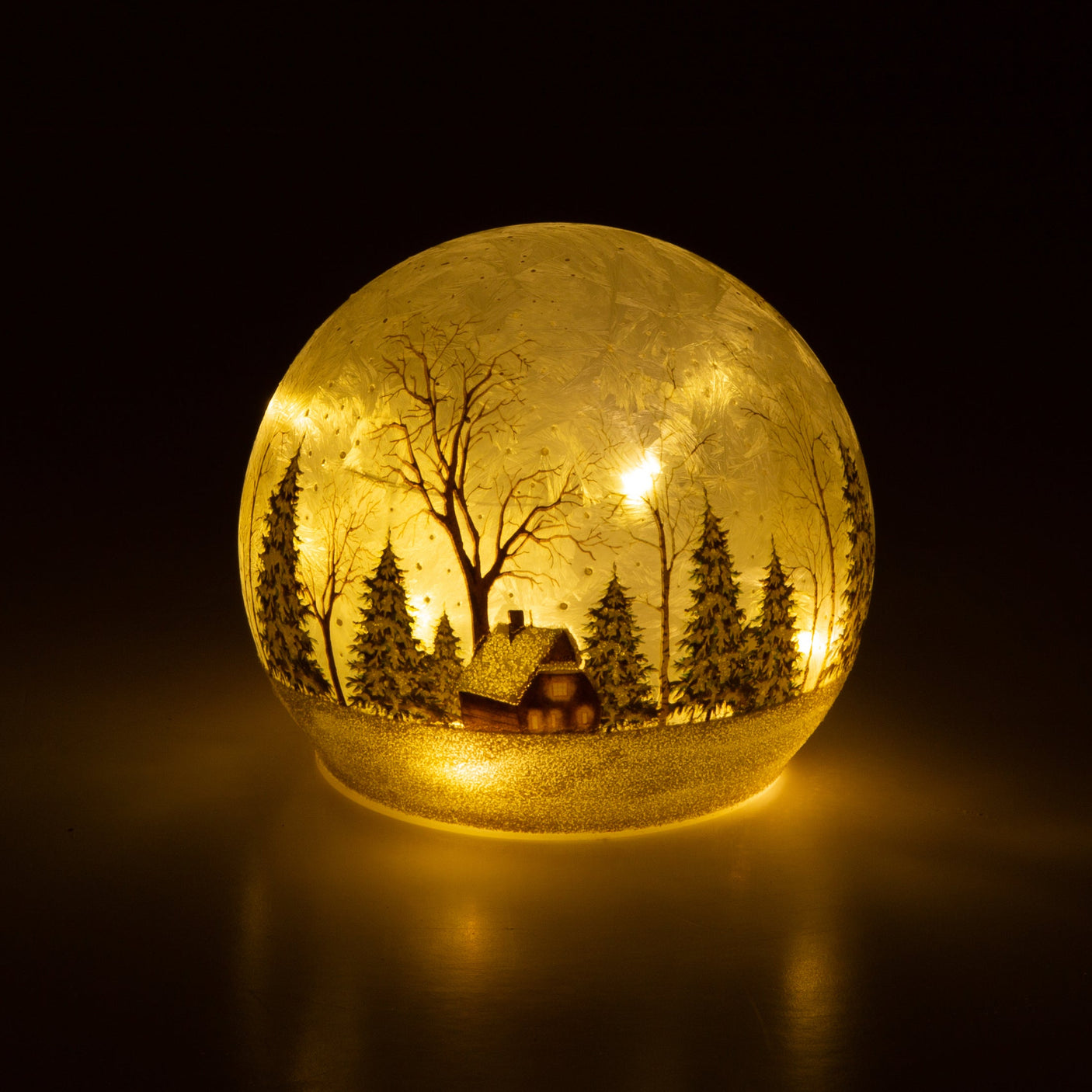 Lyslykt LED hytte i vinterlandskap, 12 cm glasslykt med snødekte trær og koselig hytte – perfekt julepynt.