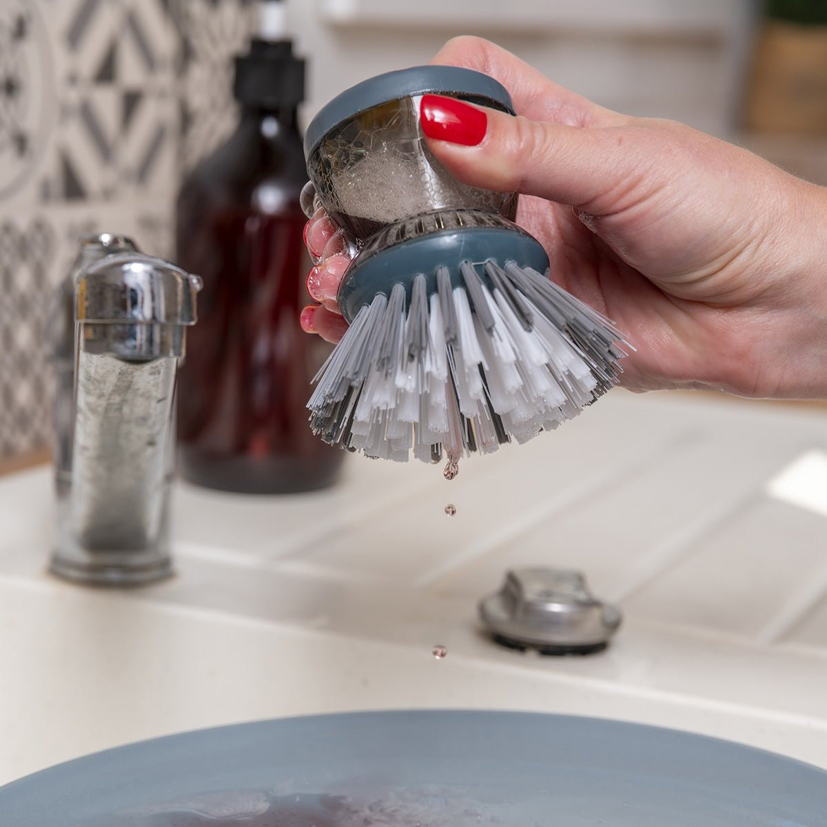 Den runda nylonborsten på diskbortten sett uppifrån