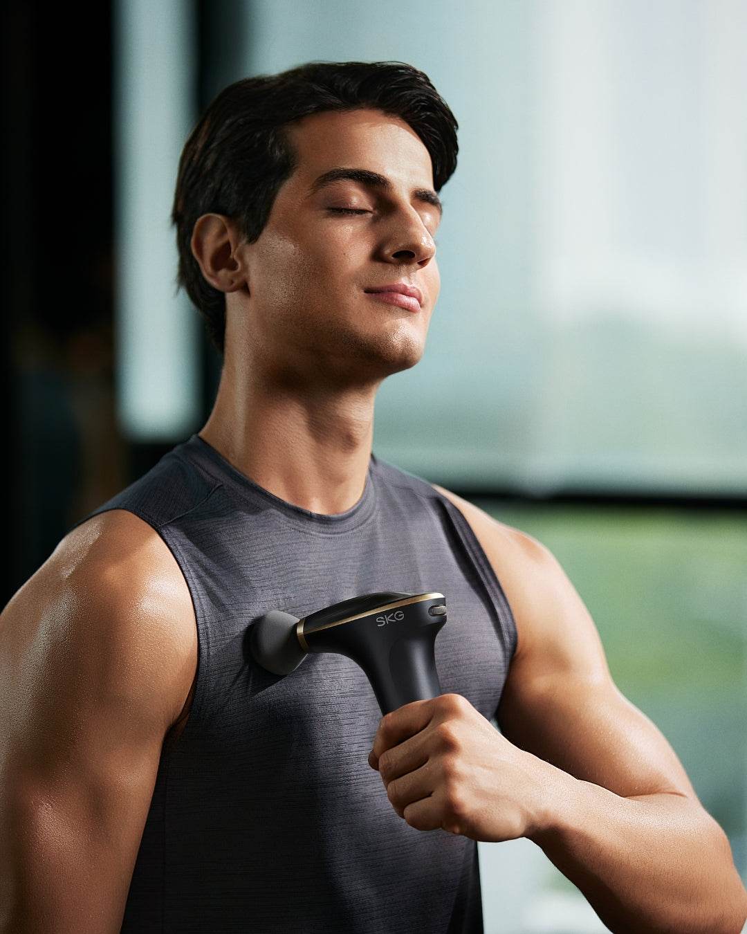 SKG FS700 massasjepistol i bruk – ergonomisk design for effektiv muskelmassasje og restitusjon etter trening.