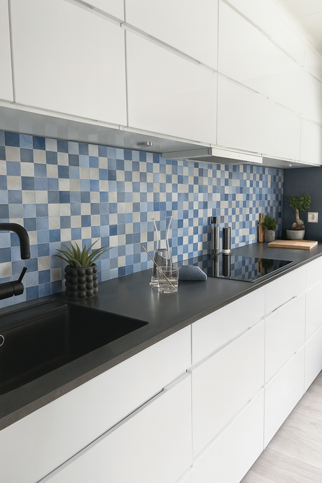 Lykke kvadratiske selvklebende fliser i blått og sølv montert på kjøkkenvegg