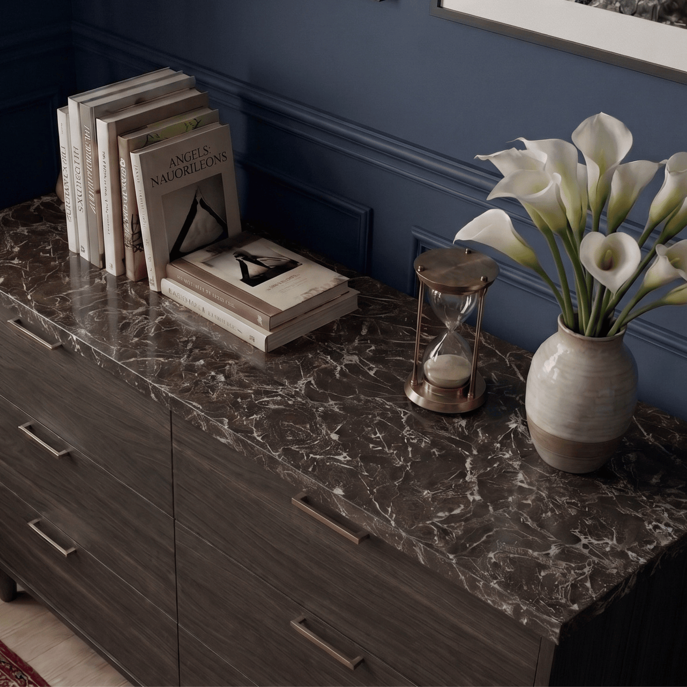 Heritage marble truffle kontaktplast på kommodeplate i mørk marmorlook, stylet med bøker og calla-liljer