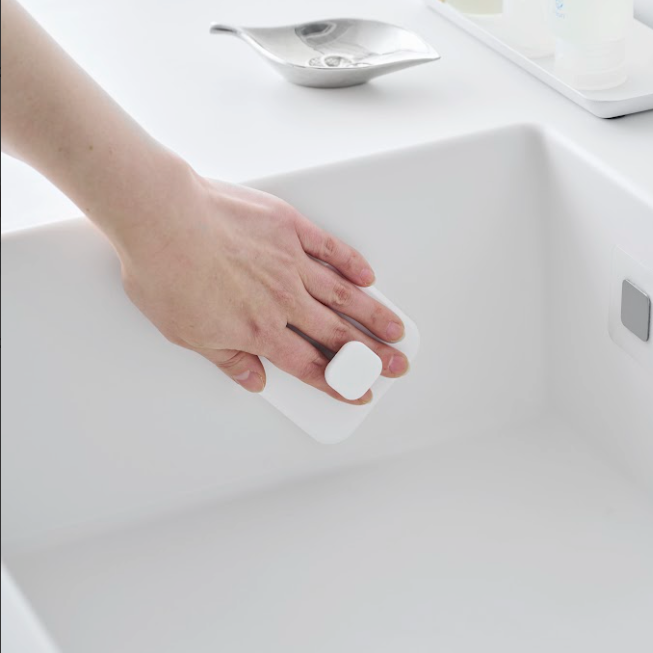 Oppvaskbørste i silikon med smart oppheng.