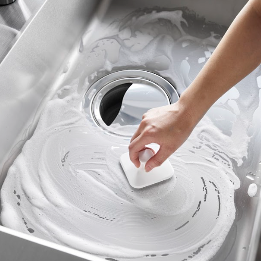 Fleksibel og lettstelt silikonkost til rengjøring.