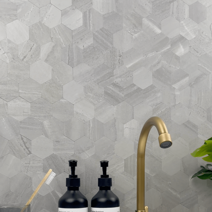 Hexagon lysegrå selvklebende fliser uten fug som imiterer betong
